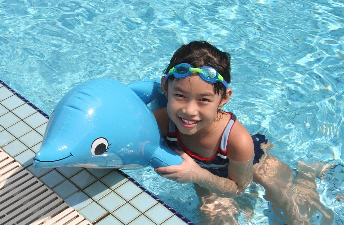 Девочка и Дельфин бассейн.